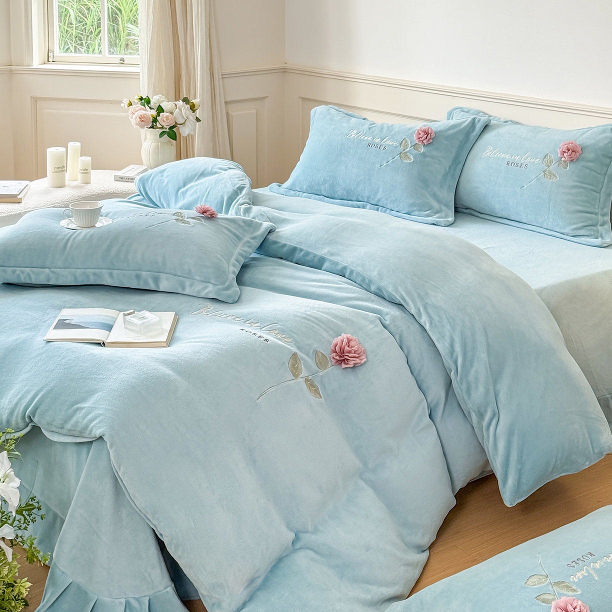 91家纺网 家纺一手货源 找家纺 恋尚羽家纺 2025新款加厚消光牛奶绒绣花四件套 手工花朵工艺款 宝宝绒 精包装 兰色