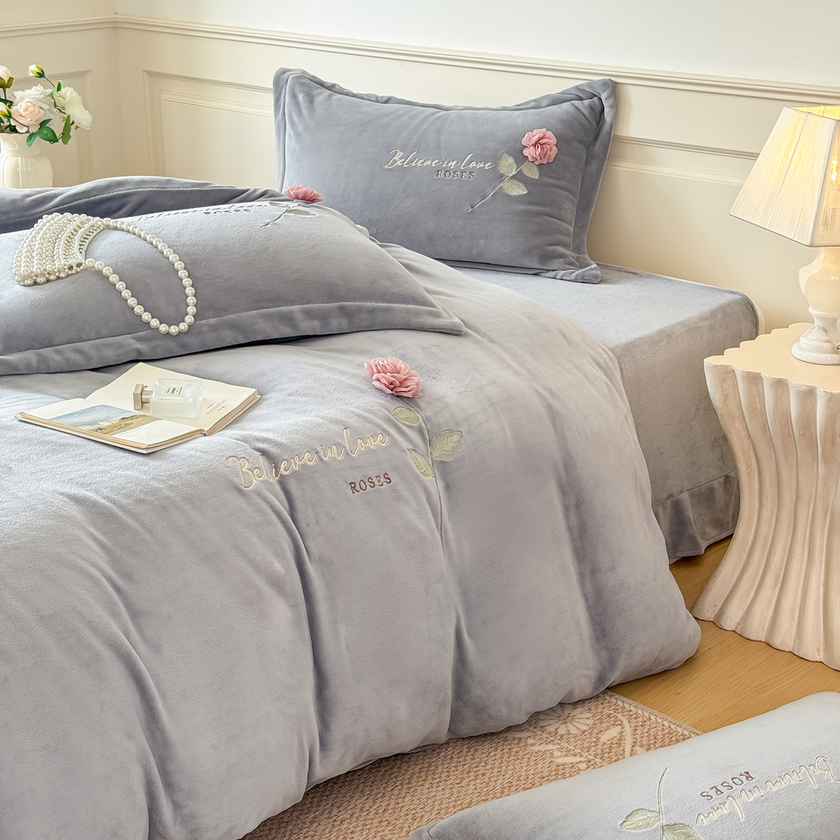 91家纺网 家纺一手货源 找家纺 恋尚羽家纺 2025新款加厚消光牛奶绒绣花四件套 手工花朵工艺款 宝宝绒 精包装 灰色