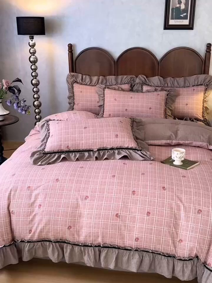 91家纺网 家纺一手货源 找家纺 芯贝儿 2025新款加厚原麻复古风亚麻皱皱双层纱水洗m花边四件套 简格--红