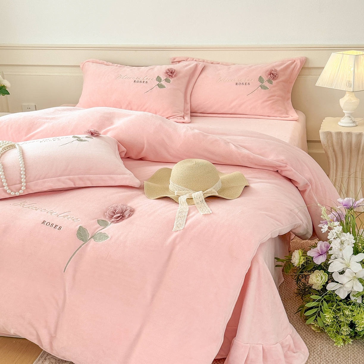 91家纺网 家纺一手货源 找家纺 恋尚羽家纺 2025新款加厚消光牛奶绒绣花四件套 手工花朵工艺款 宝宝绒 精包装 粉色