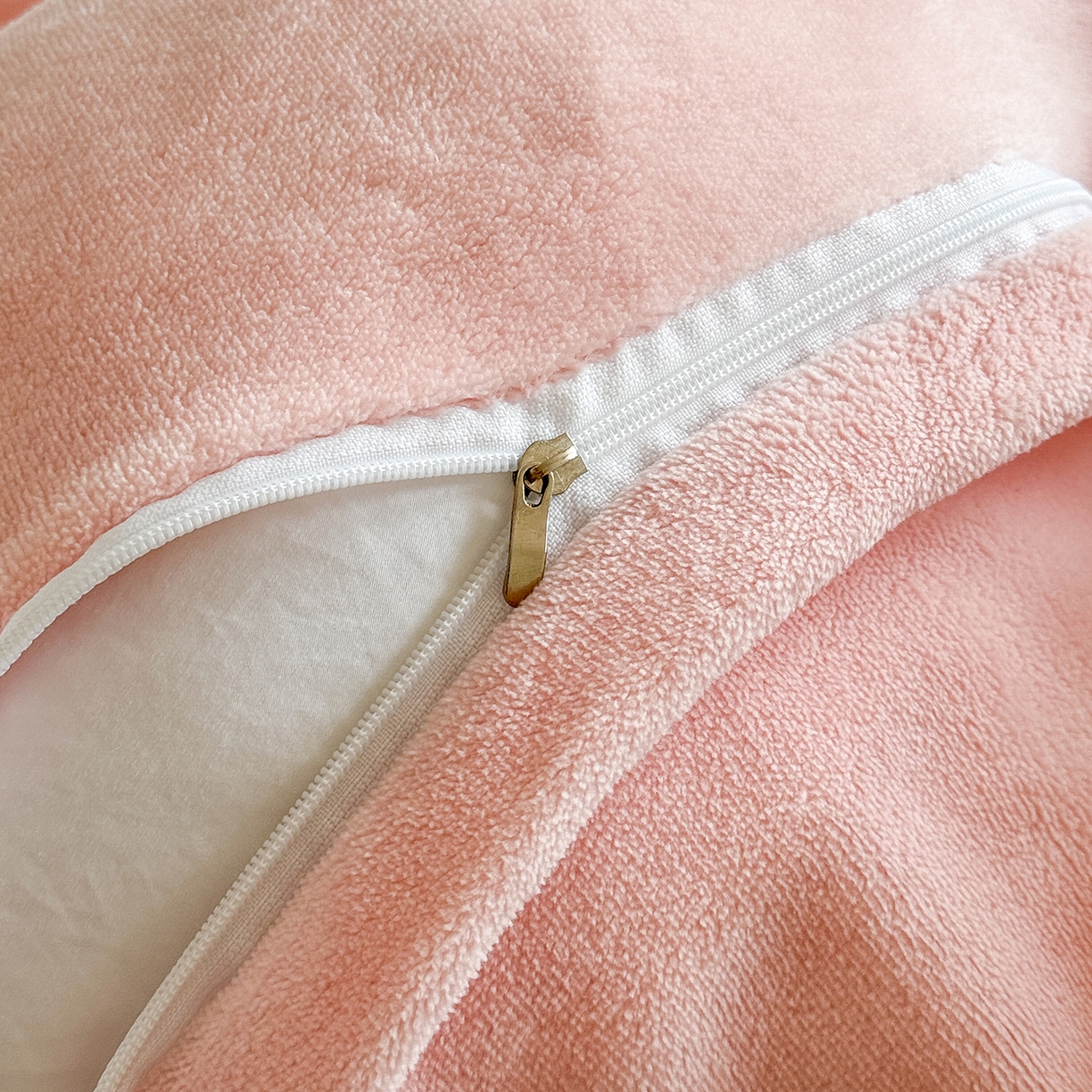 91家纺网 家纺一手货源 找家纺 恋尚羽家纺 2025新款加厚消光牛奶绒绣花四件套 手工花朵工艺款 宝宝绒 精包装 粉色