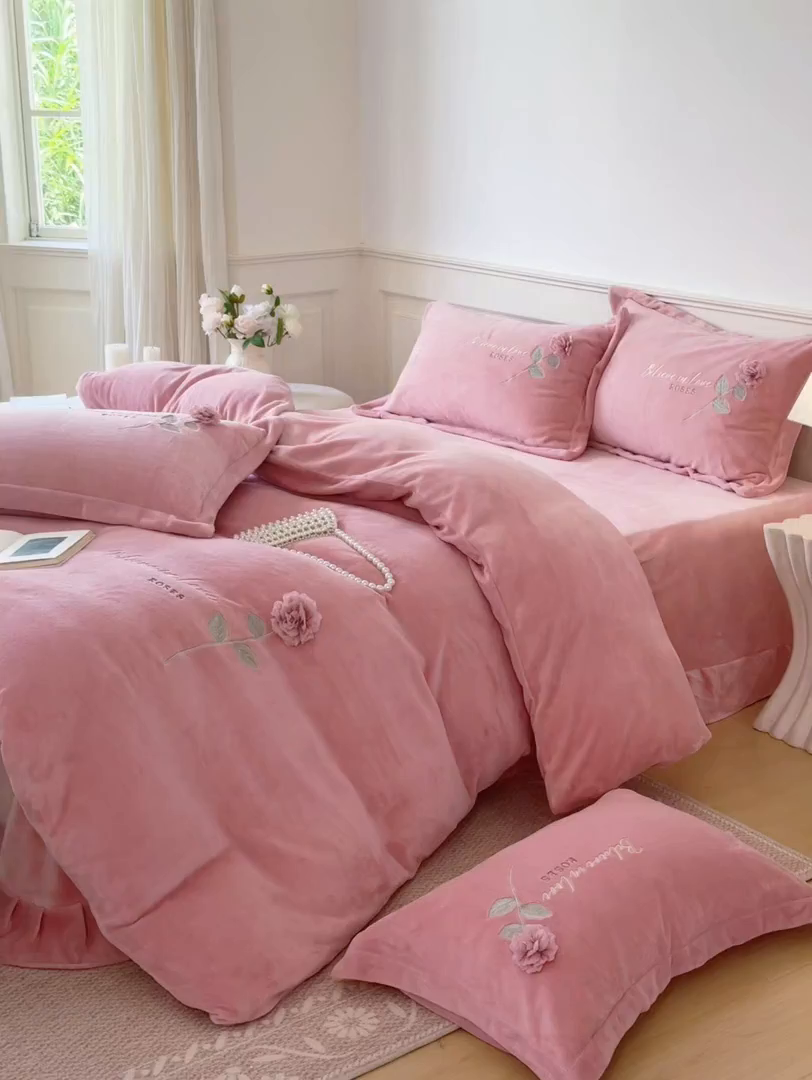 91家纺网 家纺一手货源 找家纺 （总）恋尚羽家纺 2025新款加厚消光牛奶绒绣花四件套 手工花朵工艺款 宝宝绒 精包装