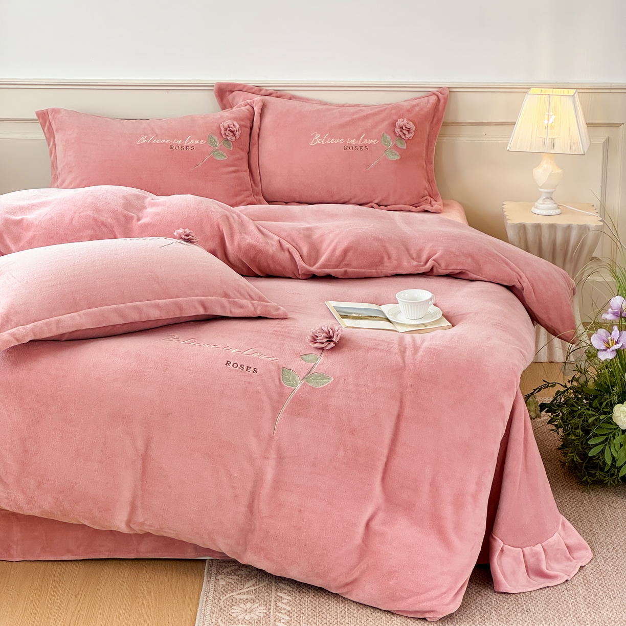 91家纺网 家纺一手货源 找家纺 （总）恋尚羽家纺 2025新款加厚消光牛奶绒绣花四件套 手工花朵工艺款 宝宝绒 精包装