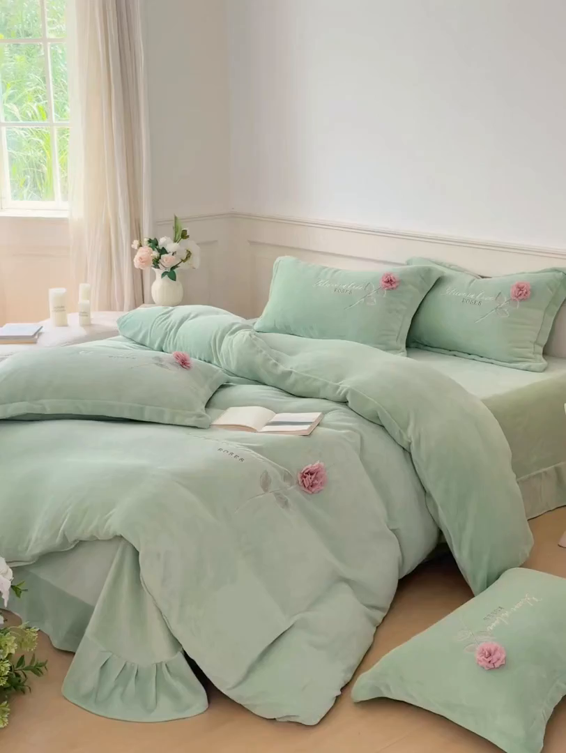 91家纺网 家纺一手货源 找家纺 恋尚羽家纺 2025新款加厚消光牛奶绒绣花四件套 手工花朵工艺款 宝宝绒 精包装 绿色