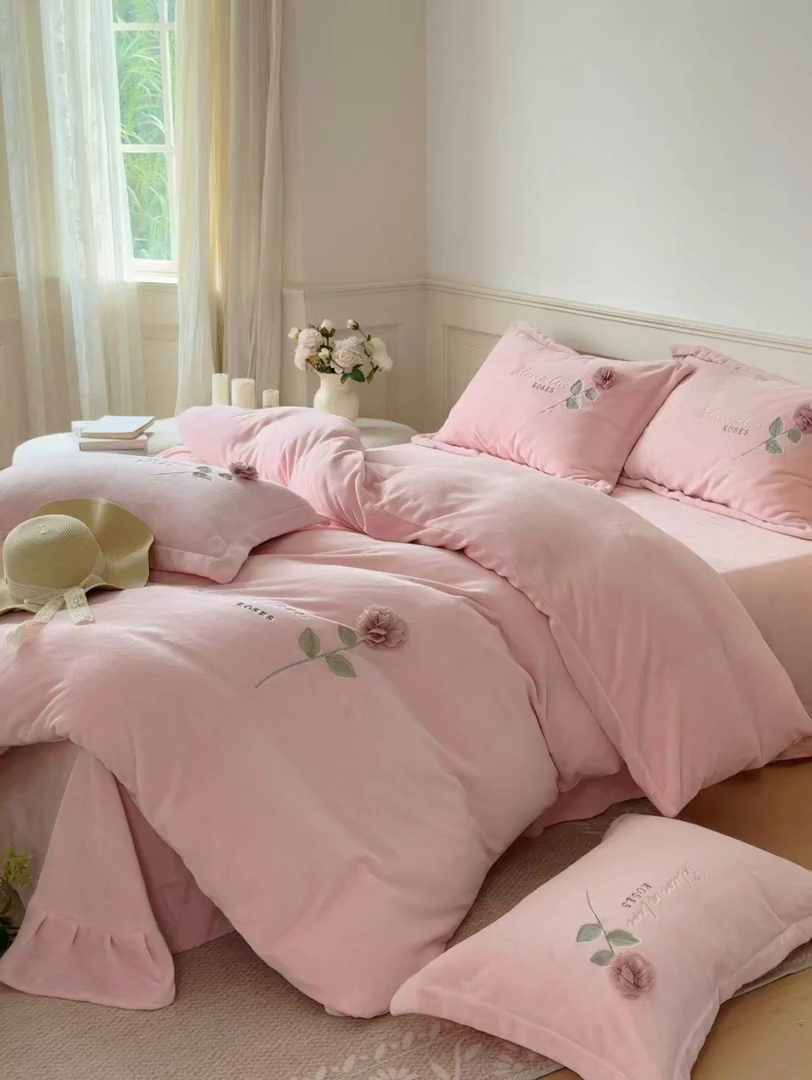 91家纺网 家纺一手货源 找家纺 恋尚羽家纺 2025新款加厚消光牛奶绒绣花四件套 手工花朵工艺款 宝宝绒 精包装 粉色