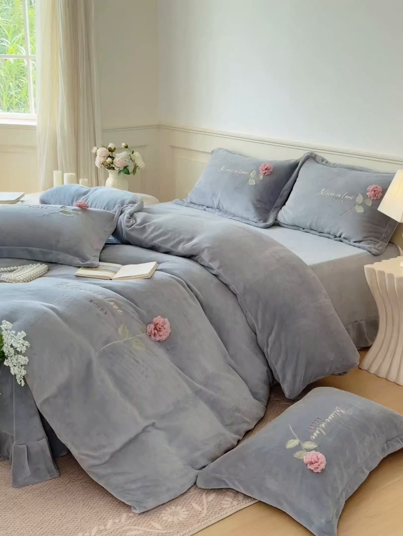 91家纺网 家纺一手货源 找家纺 恋尚羽家纺 2025新款加厚消光牛奶绒绣花四件套 手工花朵工艺款 宝宝绒 精包装 灰色