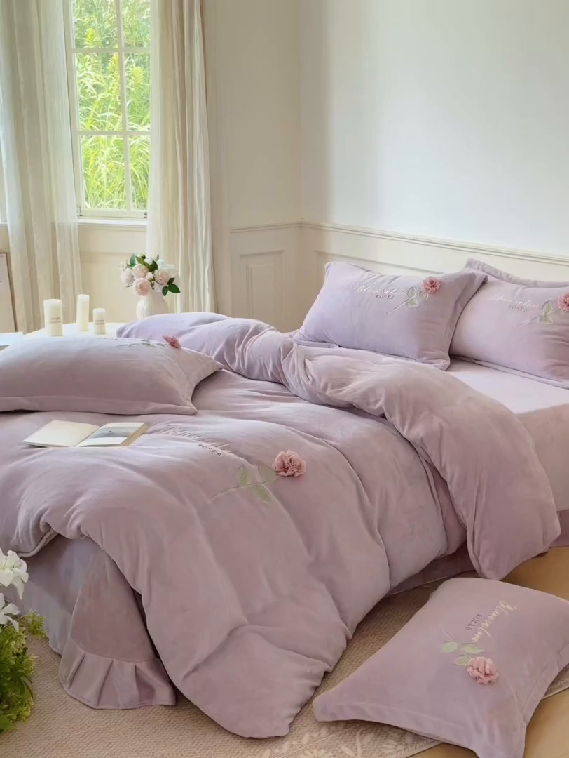 91家纺网 家纺一手货源 找家纺 恋尚羽家纺 2025新款加厚消光牛奶绒绣花四件套 手工花朵工艺款 宝宝绒 精包装 紫色