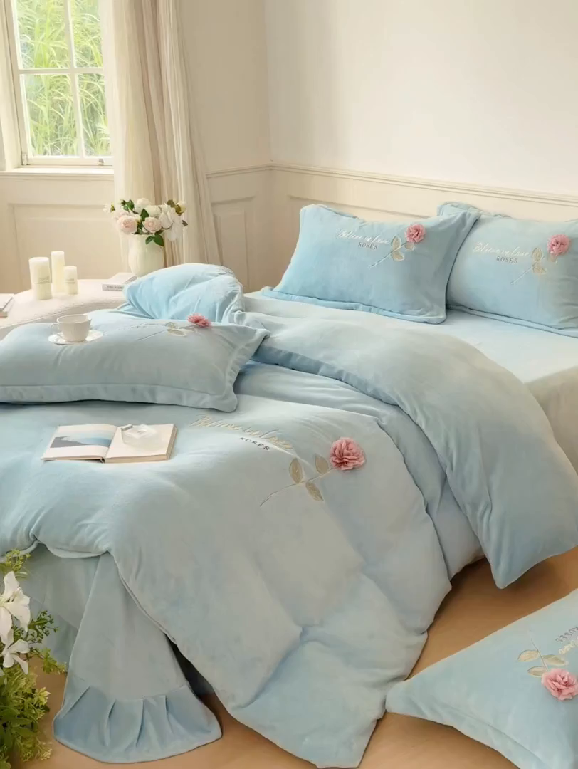 91家纺网 家纺一手货源 找家纺 恋尚羽家纺 2025新款加厚消光牛奶绒绣花四件套 手工花朵工艺款 宝宝绒 精包装 兰色