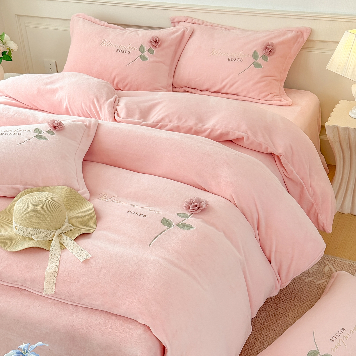 91家纺网 家纺一手货源 找家纺 恋尚羽家纺 2025新款加厚消光牛奶绒绣花四件套 手工花朵工艺款 宝宝绒 精包装 粉色