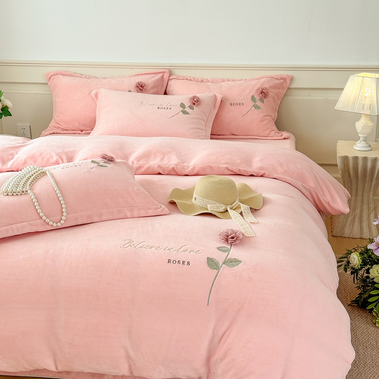 91家纺网 家纺一手货源 找家纺 恋尚羽家纺 2025新款加厚消光牛奶绒绣花四件套 手工花朵工艺款 宝宝绒 精包装 粉色