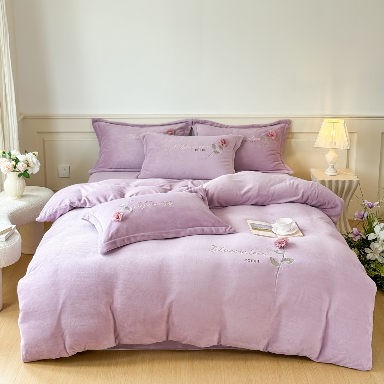 91家纺网 家纺一手货源 找家纺 恋尚羽家纺 2025新款加厚消光牛奶绒绣花四件套 手工花朵工艺款 宝宝绒 精包装 紫色