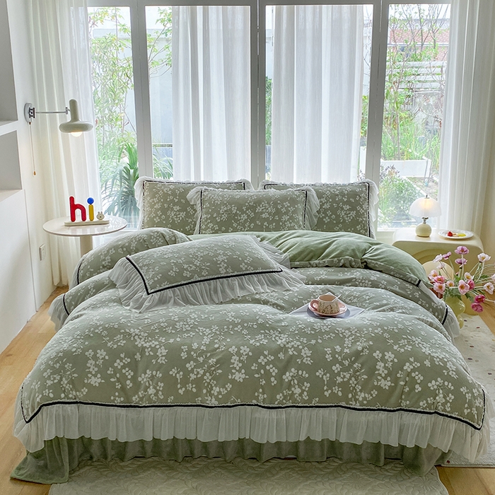 91家纺网 家纺一手货源 找家纺 恋尚羽家纺 2025新款韩版全消光烂花牛奶绒床盖四件套 樱花-绿色