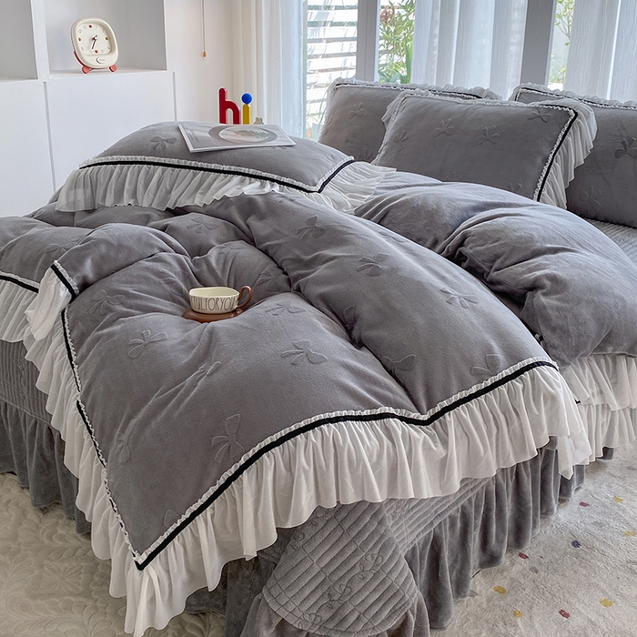 91家纺网 家纺一手货源 找家纺 恋尚羽家纺 2025新款韩版全消光烂花牛奶绒床盖四件套 蝴蝶-灰色