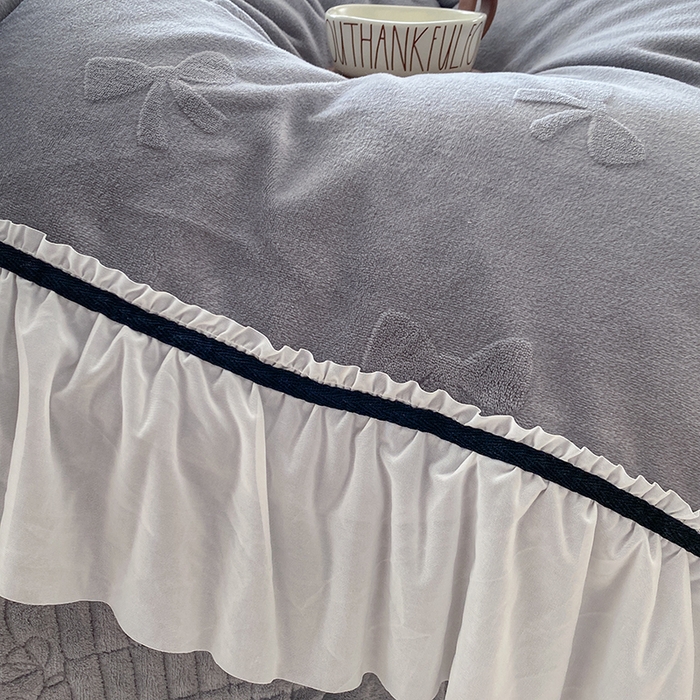 91家纺网 家纺一手货源 找家纺 恋尚羽家纺 2025新款韩版全消光烂花牛奶绒床盖四件套 蝴蝶-灰色