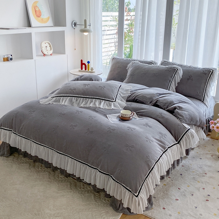 91家纺网 家纺一手货源 找家纺 恋尚羽家纺 2025新款韩版全消光烂花牛奶绒床盖四件套 蝴蝶-灰色