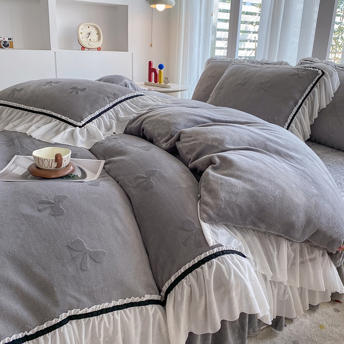 91家纺网 家纺一手货源 找家纺 恋尚羽家纺 2025新款韩版全消光烂花牛奶绒床盖四件套 蝴蝶-灰色