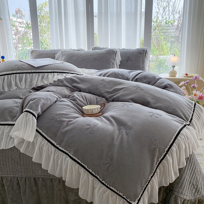 91家纺网 家纺一手货源 找家纺 恋尚羽家纺 2025新款韩版全消光烂花牛奶绒床盖四件套 蝴蝶-灰色