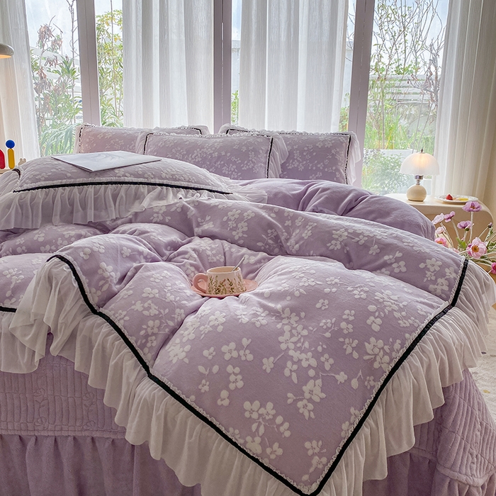 91家纺网 家纺一手货源 找家纺 恋尚羽家纺 2025新款韩版全消光烂花牛奶绒床盖四件套 樱花-紫色