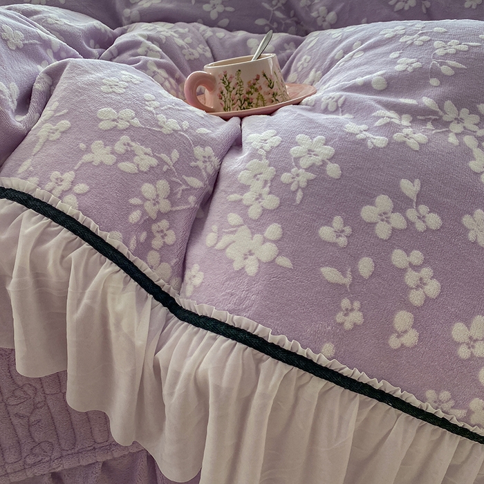 91家纺网 家纺一手货源 找家纺 恋尚羽家纺 2025新款韩版全消光烂花牛奶绒床盖四件套 樱花-紫色