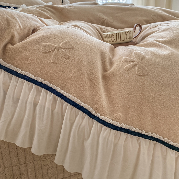 91家纺网 家纺一手货源 找家纺 恋尚羽家纺 2025新款韩版全消光烂花牛奶绒床盖四件套 蝴蝶-卡其