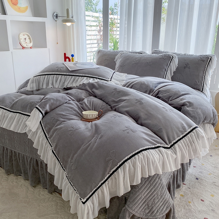 91家纺网 家纺一手货源 找家纺 恋尚羽家纺 2025新款韩版全消光烂花牛奶绒床盖四件套 蝴蝶-灰色