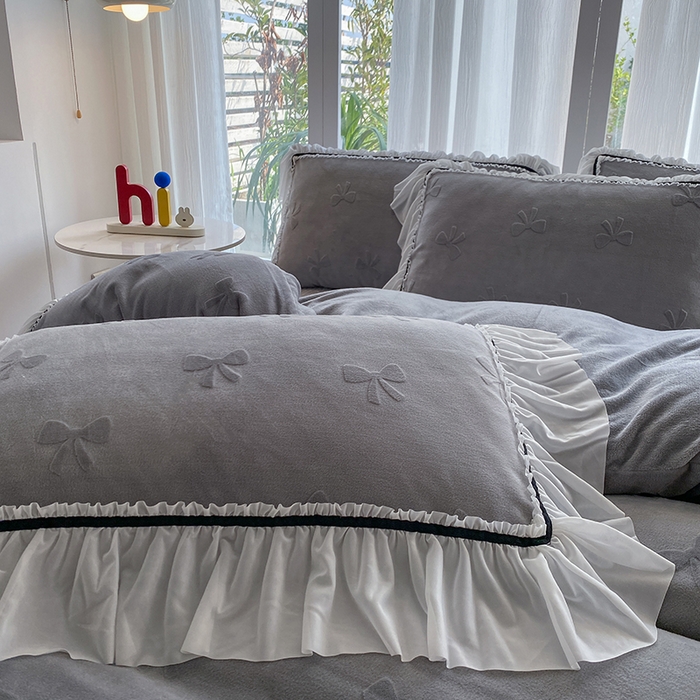 91家纺网 家纺一手货源 找家纺 恋尚羽家纺 2025新款韩版全消光烂花牛奶绒床盖四件套 蝴蝶-灰色
