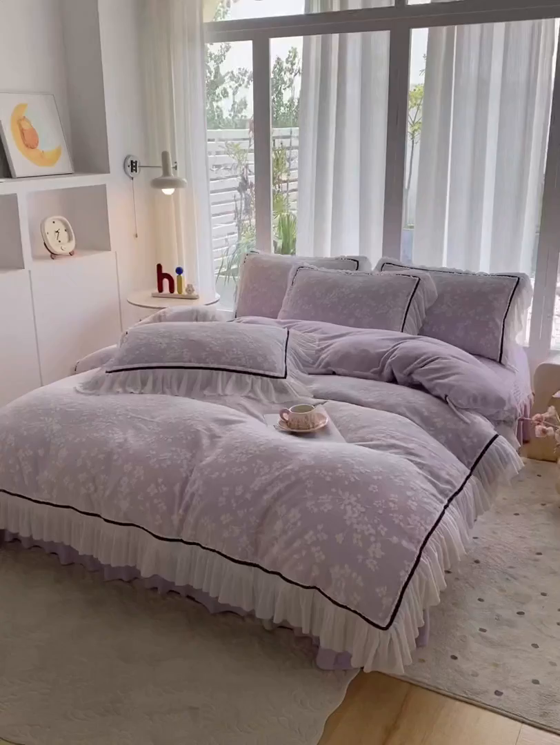 91家纺网 家纺一手货源 找家纺 恋尚羽家纺 2025新款韩版全消光烂花牛奶绒床盖四件套 樱花-紫色