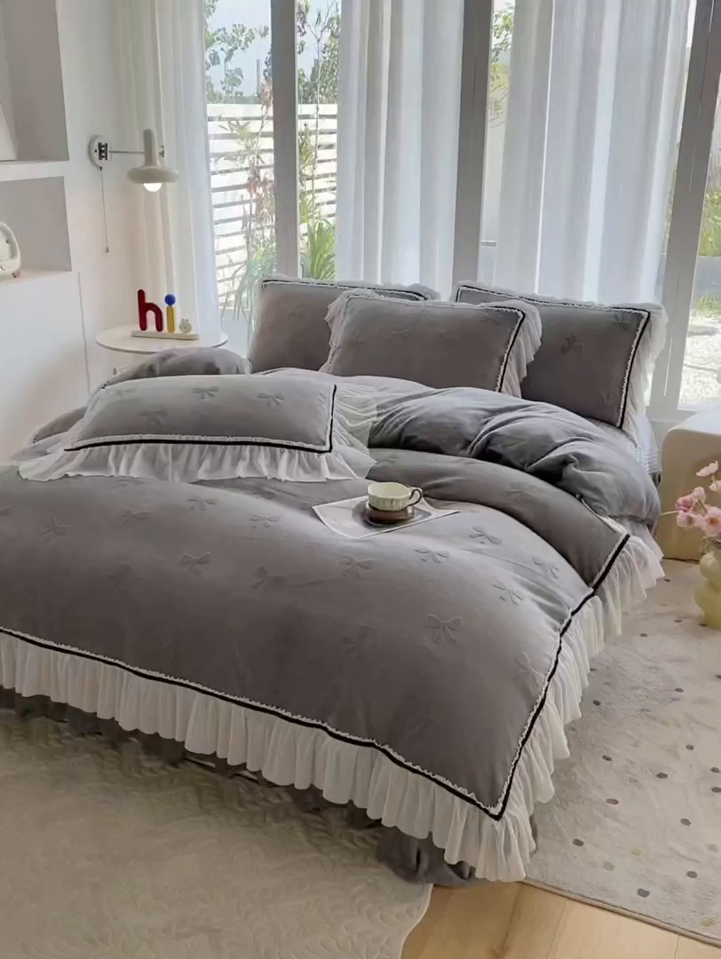 91家纺网 家纺一手货源 找家纺 恋尚羽家纺 2025新款韩版全消光烂花牛奶绒床盖四件套 蝴蝶-灰色