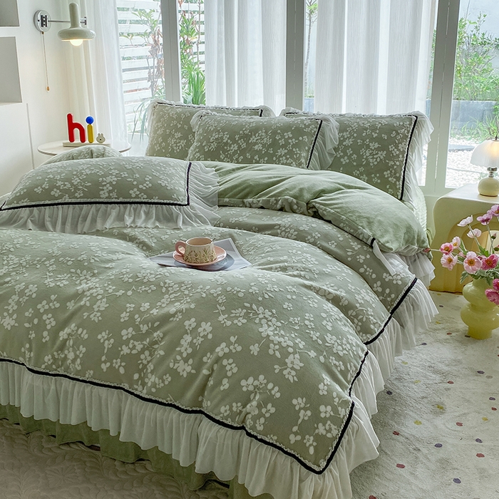 91家纺网 家纺一手货源 找家纺 恋尚羽家纺 2025新款韩版全消光烂花牛奶绒床盖四件套 樱花-绿色