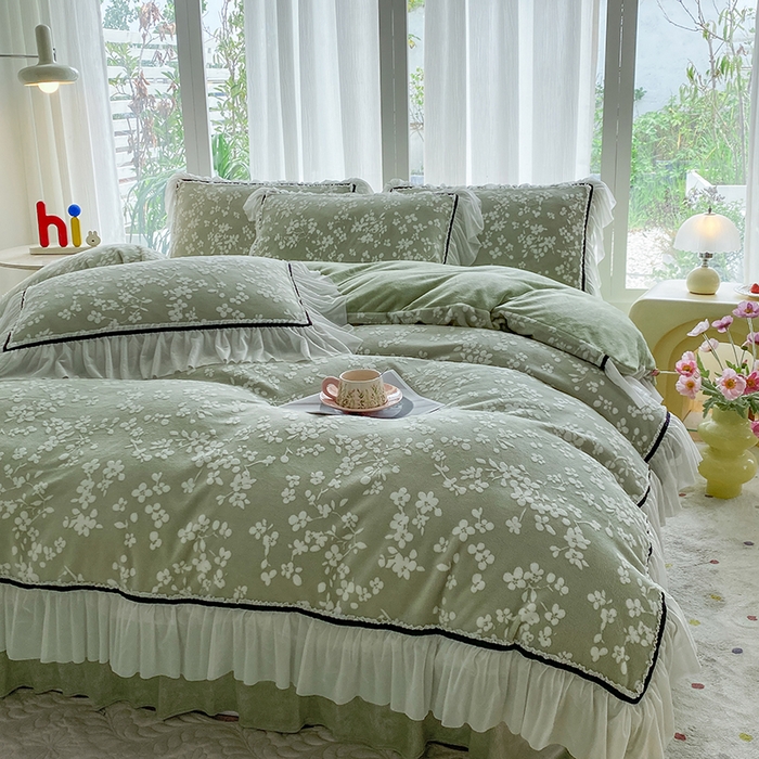 91家纺网 家纺一手货源 找家纺 恋尚羽家纺 2025新款韩版全消光烂花牛奶绒床盖四件套 樱花-绿色