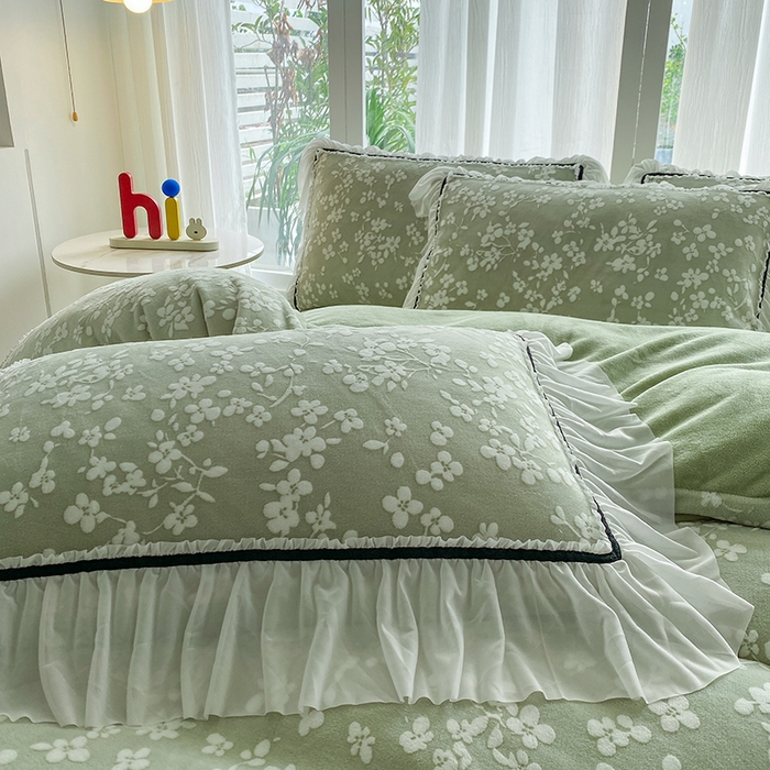 91家纺网 家纺一手货源 找家纺 恋尚羽家纺 2025新款韩版全消光烂花牛奶绒床盖四件套 樱花-绿色