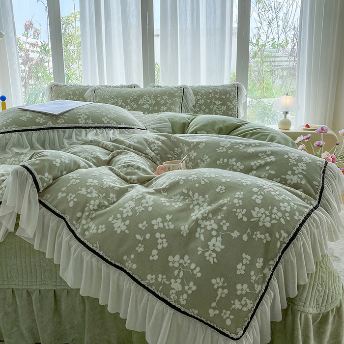91家纺网 家纺一手货源 找家纺 恋尚羽家纺 2025新款韩版全消光烂花牛奶绒床盖四件套 樱花-绿色