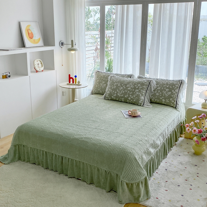 91家纺网 家纺一手货源 找家纺 恋尚羽家纺 2025新款韩版全消光烂花牛奶绒床盖四件套 樱花-绿色