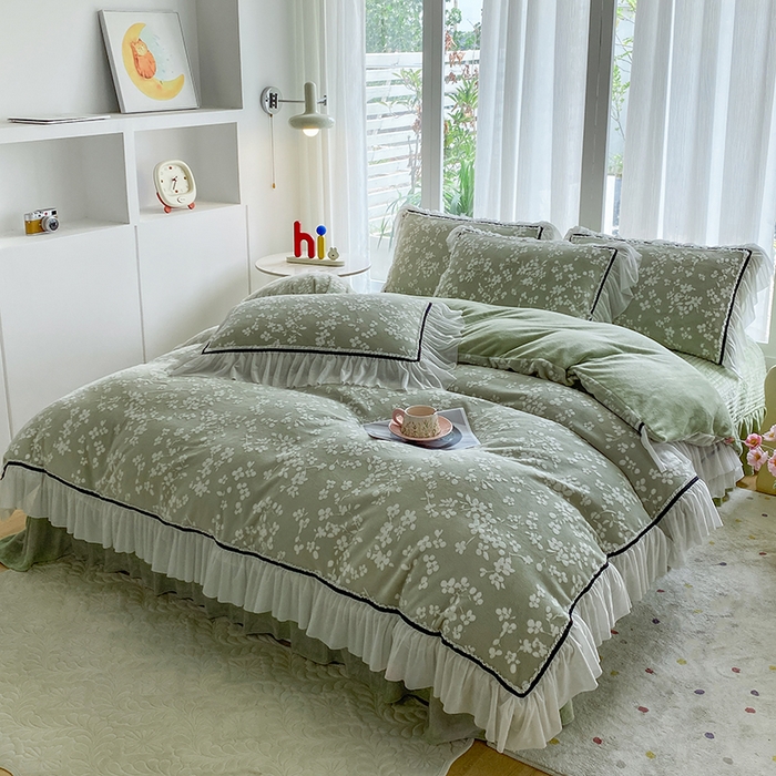 91家纺网 家纺一手货源 找家纺 恋尚羽家纺 2025新款韩版全消光烂花牛奶绒床盖四件套 樱花-绿色