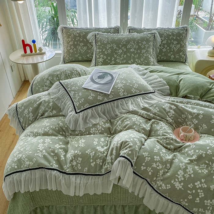 91家纺网 家纺一手货源 找家纺 恋尚羽家纺 2025新款韩版全消光烂花牛奶绒床盖四件套 樱花-绿色
