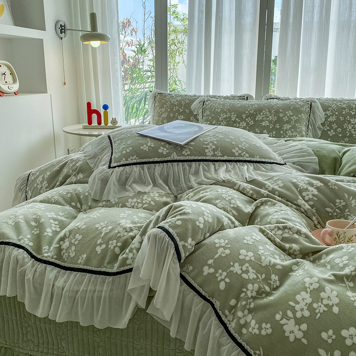 91家纺网 家纺一手货源 找家纺 恋尚羽家纺 2025新款韩版全消光烂花牛奶绒床盖四件套 樱花-绿色