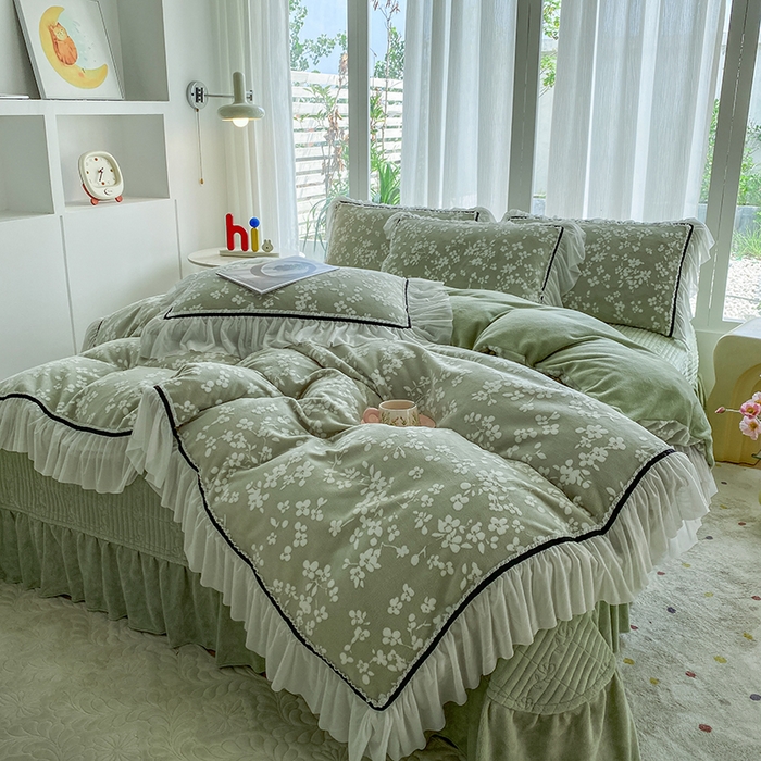 91家纺网 家纺一手货源 找家纺 恋尚羽家纺 2025新款韩版全消光烂花牛奶绒床盖四件套 樱花-绿色