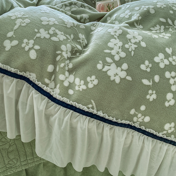 91家纺网 家纺一手货源 找家纺 恋尚羽家纺 2025新款韩版全消光烂花牛奶绒床盖四件套 樱花-绿色