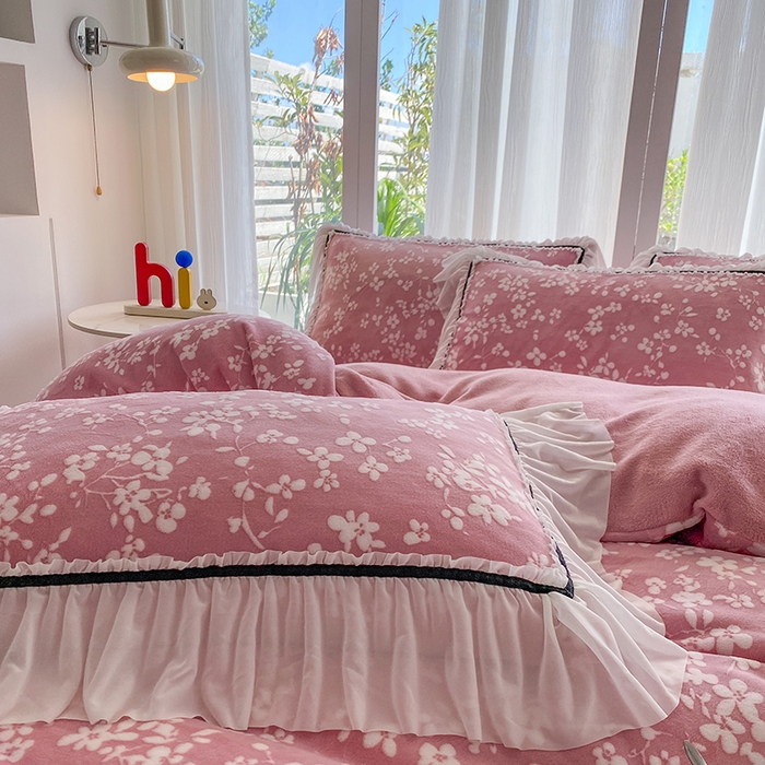 91家纺网 家纺一手货源 找家纺 恋尚羽家纺 2025新款韩版全消光烂花牛奶绒床盖四件套 樱花-豆沙