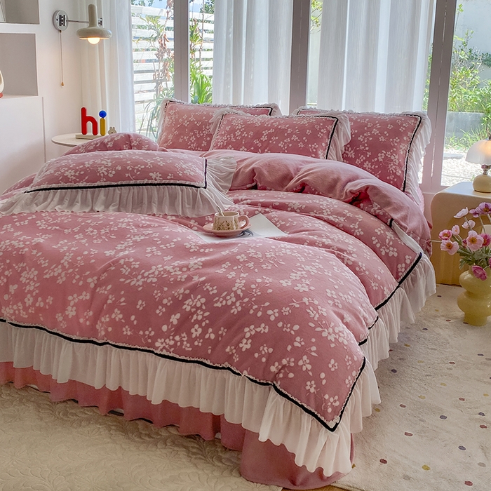 91家纺网 家纺一手货源 找家纺 恋尚羽家纺 2025新款韩版全消光烂花牛奶绒床盖四件套 樱花-豆沙