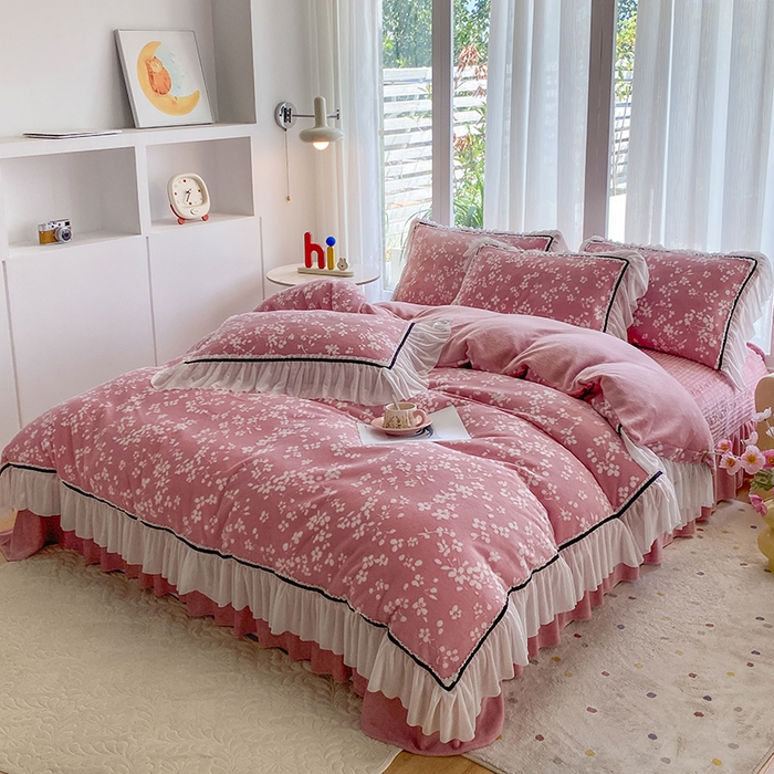 91家纺网 家纺一手货源 找家纺 恋尚羽家纺 2025新款韩版全消光烂花牛奶绒床盖四件套 樱花-豆沙