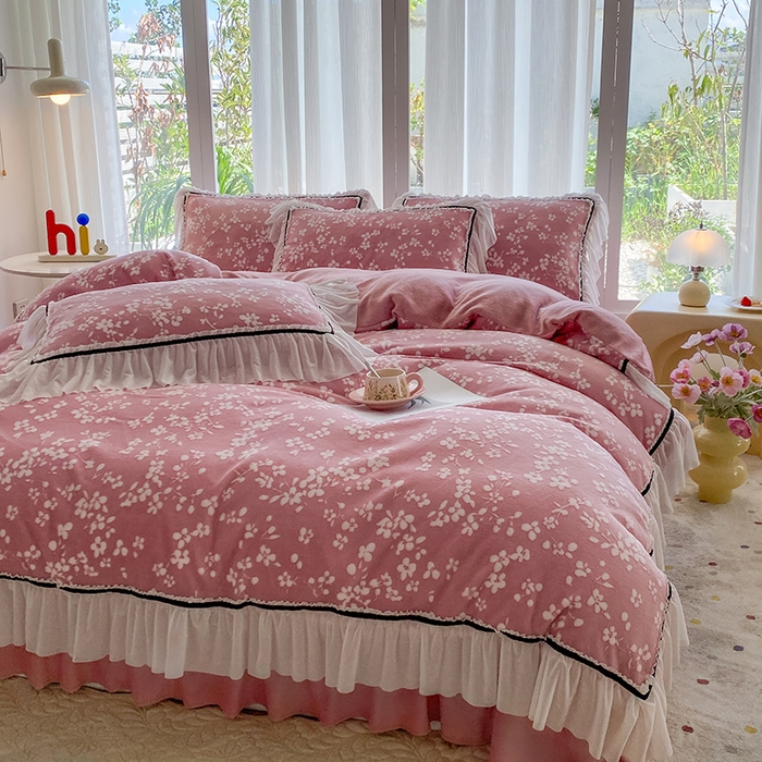 91家纺网 家纺一手货源 找家纺 恋尚羽家纺 2025新款韩版全消光烂花牛奶绒床盖四件套 樱花-豆沙