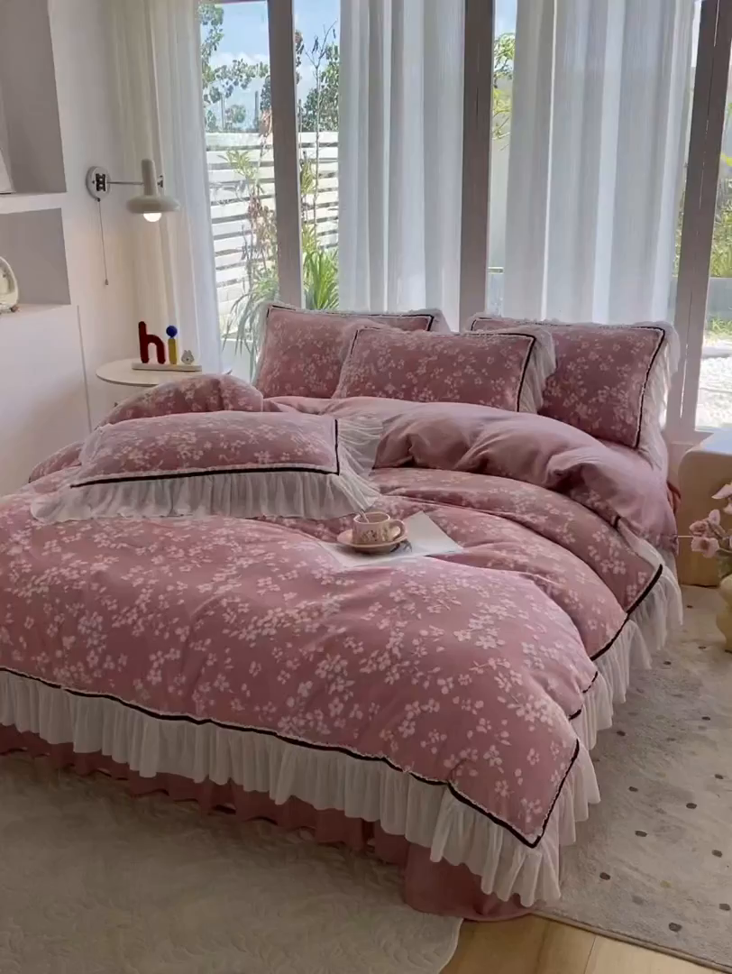 91家纺网 家纺一手货源 找家纺 恋尚羽家纺 2025新款韩版全消光烂花牛奶绒床盖四件套 樱花-豆沙