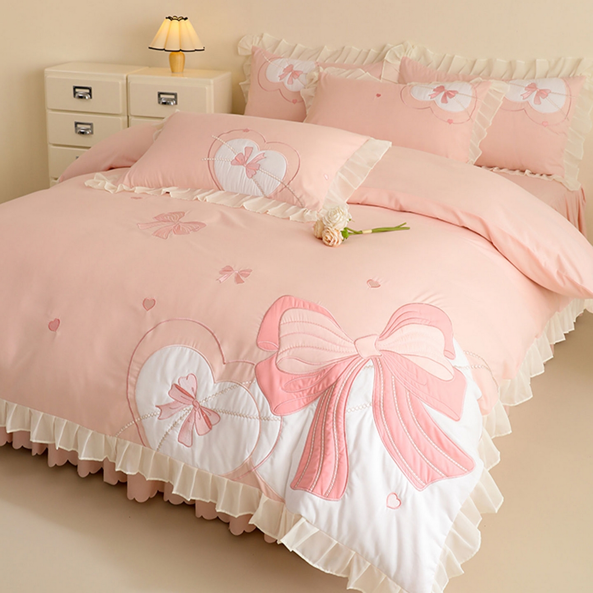 91家纺网 家纺一手货源 找家纺 慕语家纺 2025新款磨毛亲肤贴布绣浪漫告白四件套（专版花型） 浪漫告白-粉