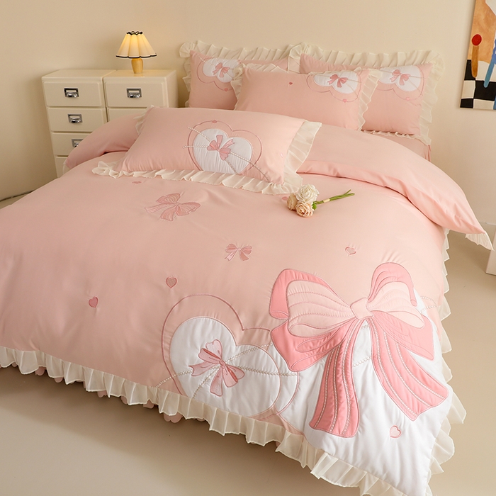 91家纺网 家纺一手货源 找家纺 慕语家纺 2025新款磨毛亲肤贴布绣浪漫告白四件套（专版花型） 浪漫告白-粉