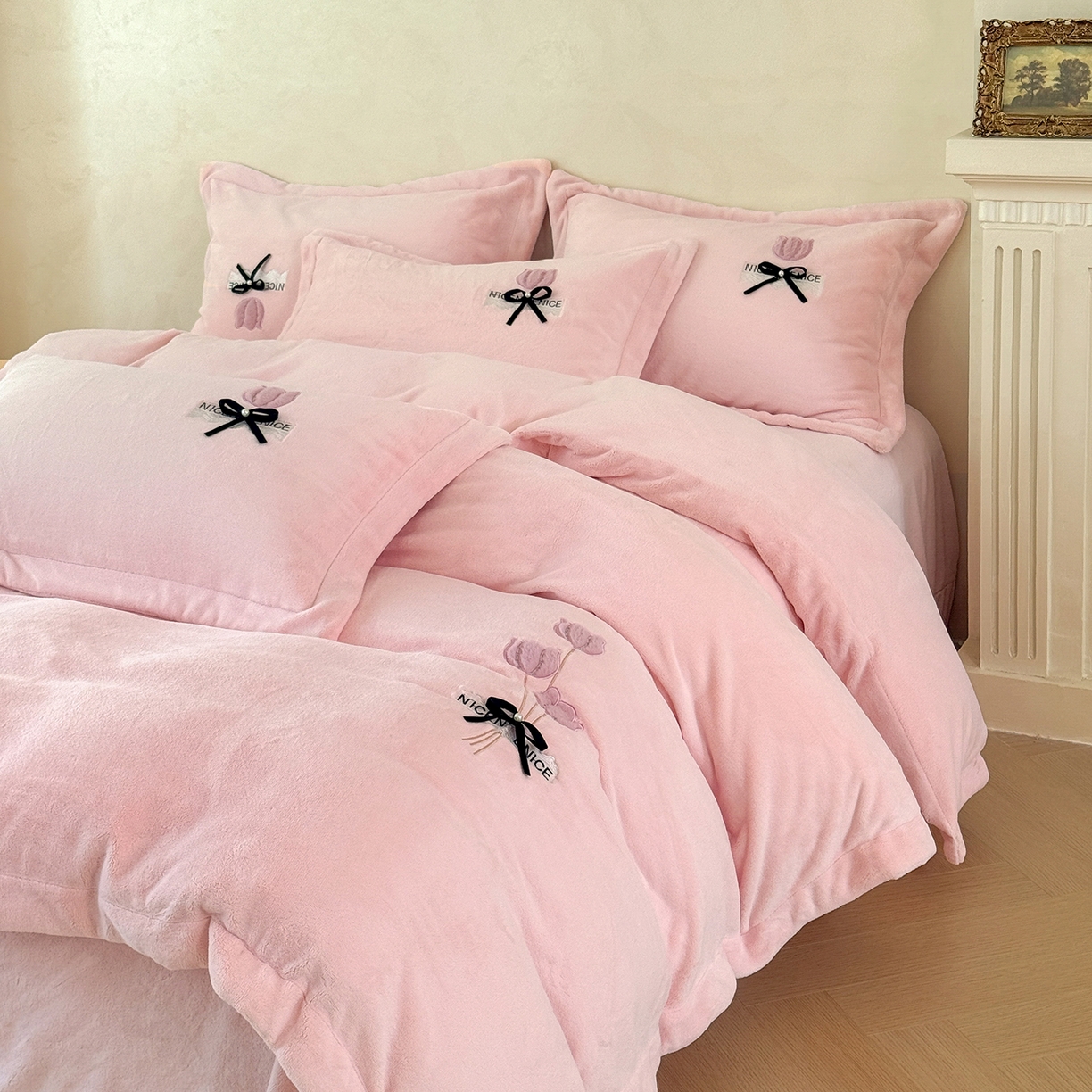 91家纺网 家纺一手货源 找家纺 恋尚羽家纺 2025新款加厚全消光绣花牛奶绒宽边四件套 粉色