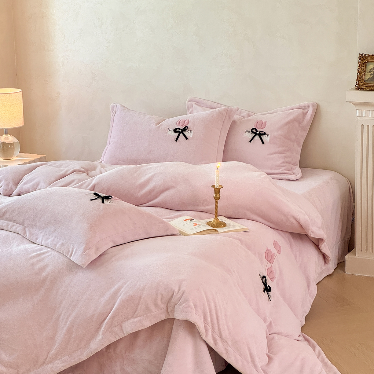 91家纺网 家纺一手货源 找家纺 恋尚羽家纺 2025新款加厚全消光绣花牛奶绒宽边四件套 紫色