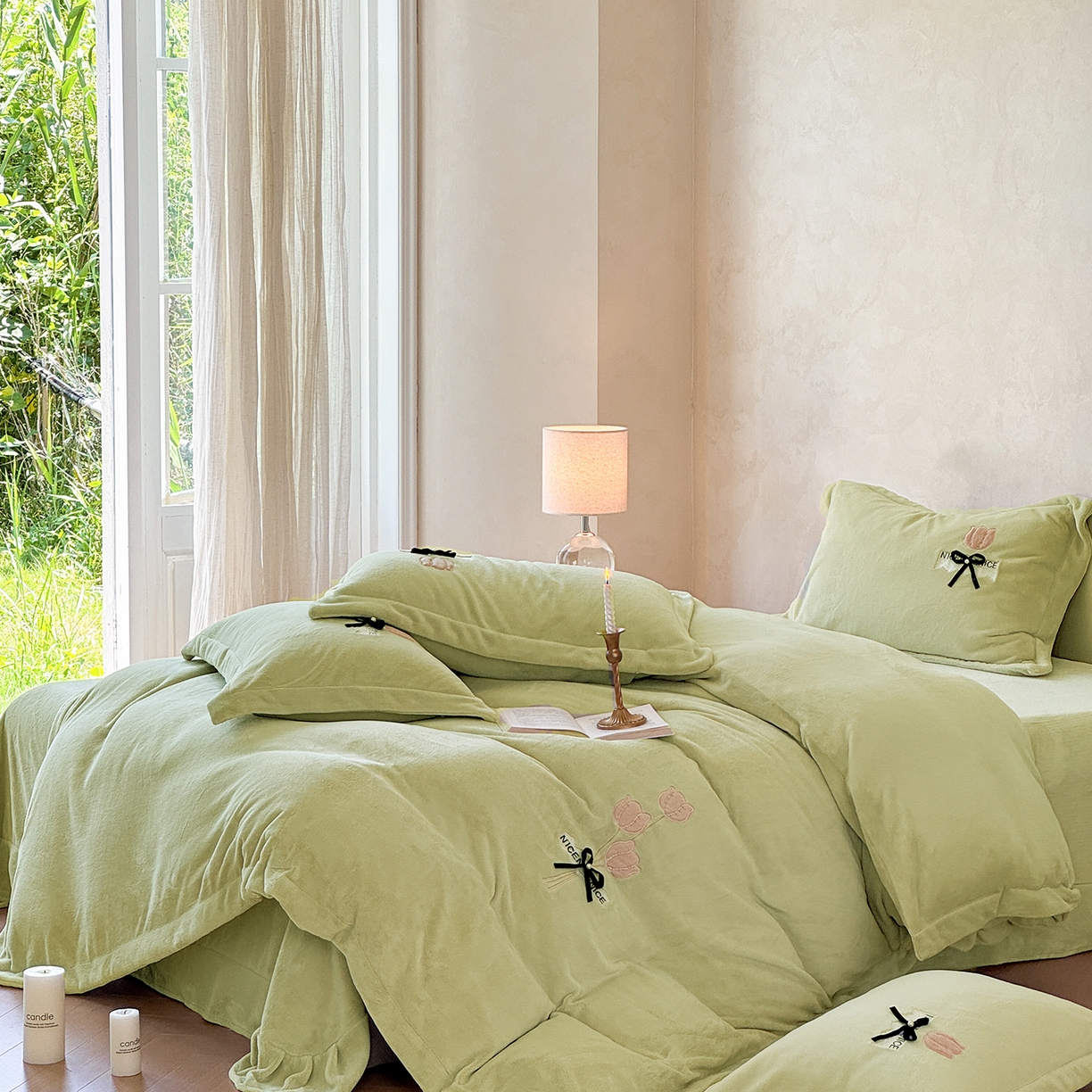 91家纺网 家纺一手货源 找家纺 恋尚羽家纺 2025新款加厚全消光绣花牛奶绒宽边四件套 绿色