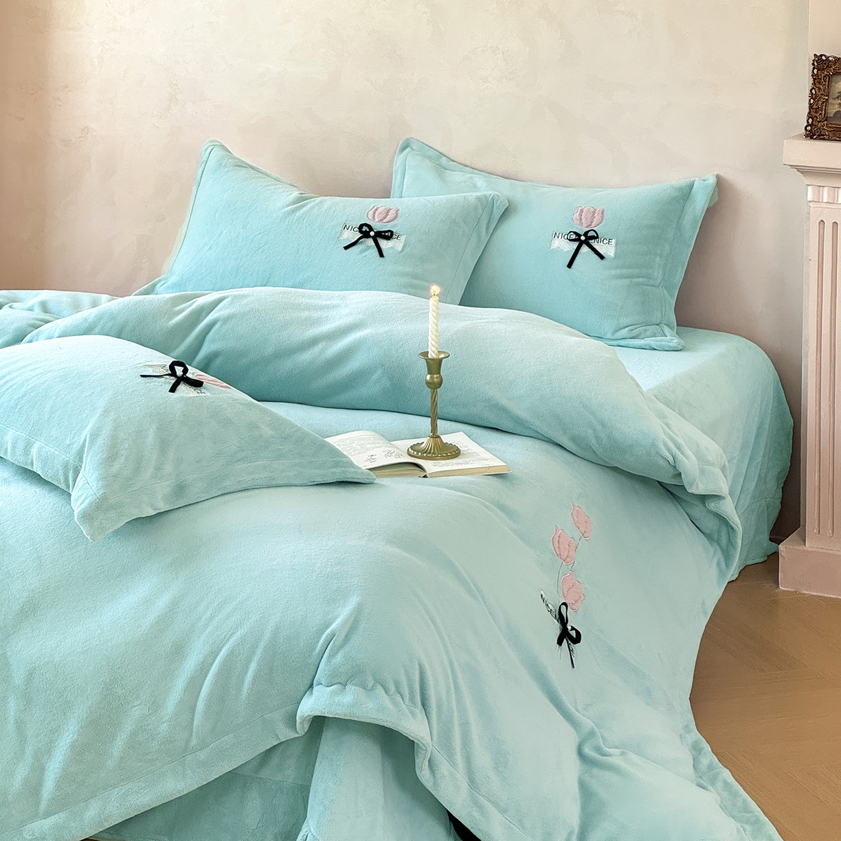 91家纺网 家纺一手货源 找家纺 恋尚羽家纺 2025新款加厚全消光绣花牛奶绒宽边四件套 兰色