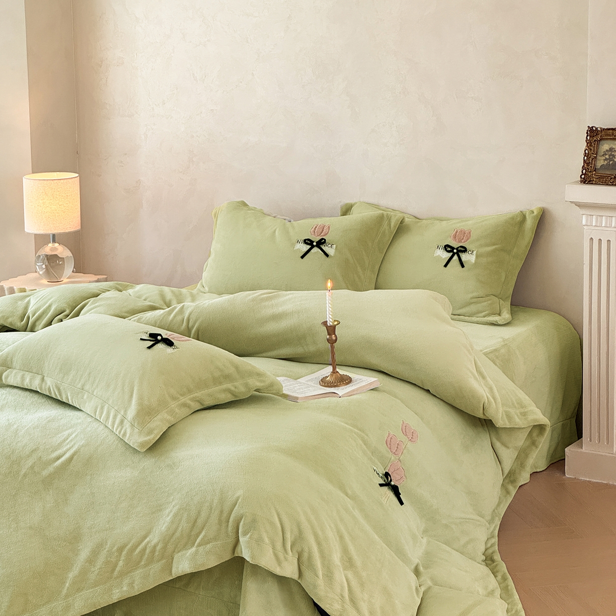 91家纺网 家纺一手货源 找家纺 恋尚羽家纺 2025新款加厚全消光绣花牛奶绒宽边四件套 绿色